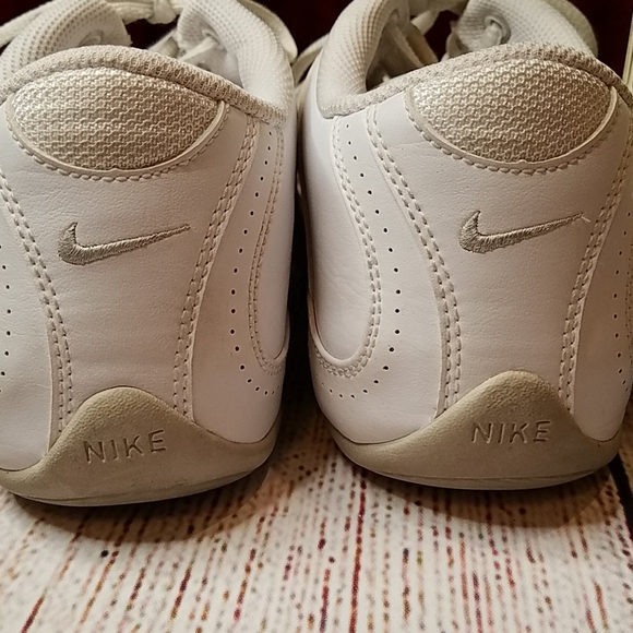 *SOLD* EUC HARDLY WORN LADIES LEATHER NIKE 6.5 - Picture 5 of 8